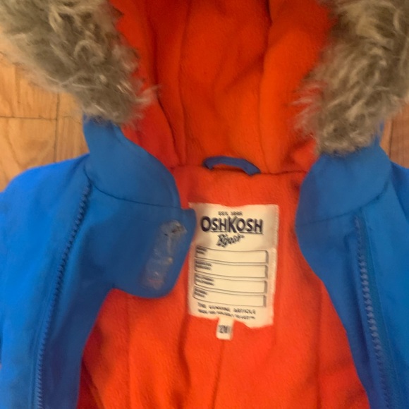 Unisex Oshkosh snow suit with attachable mittens and shoes. Very warm - Picture 3 of 10